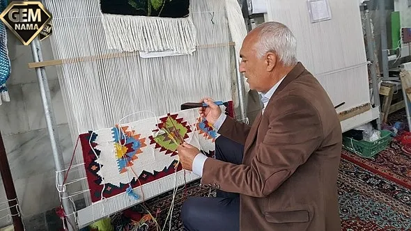 از آویز های داخل خانه که با دست بافته میشود