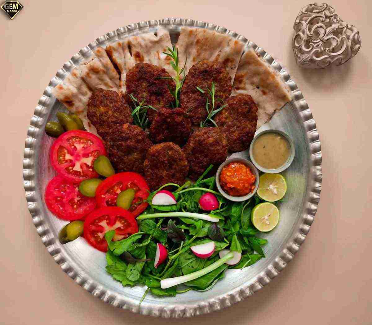 طرز تهیه کتلت گوشت با سیب زمینی خام برای ۴ نفر