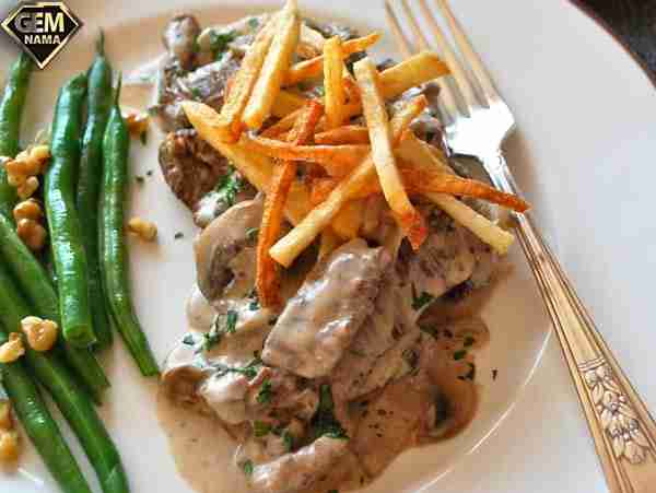 طرز تهیه بیف استراگانف رستورانی با گوشت برای ۳ نفر