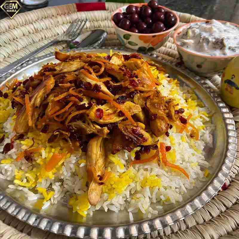 طرز تهیه هویج پلو شیرازی با مرغ برای ۴ نفر