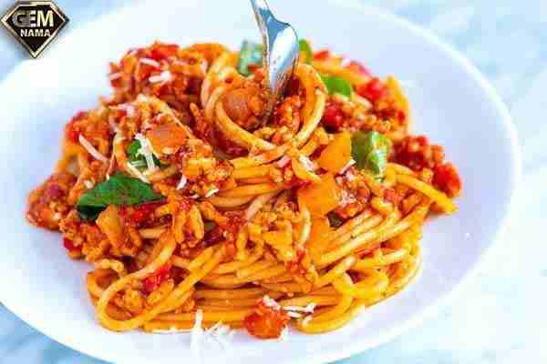 طرز تهیه ماکارونی با گوشت چرخ کرده برای ۴ نفر