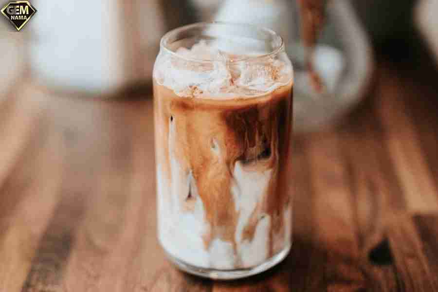 طرز تهیه آیس لاته کافی شاپی هم خنک شو هم پر انرژی