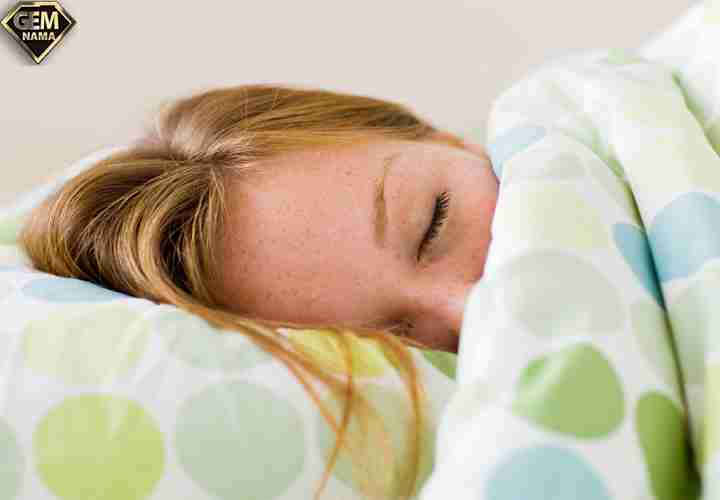 چرا زنان بیشتر از مردان به خواب نیاز دارند