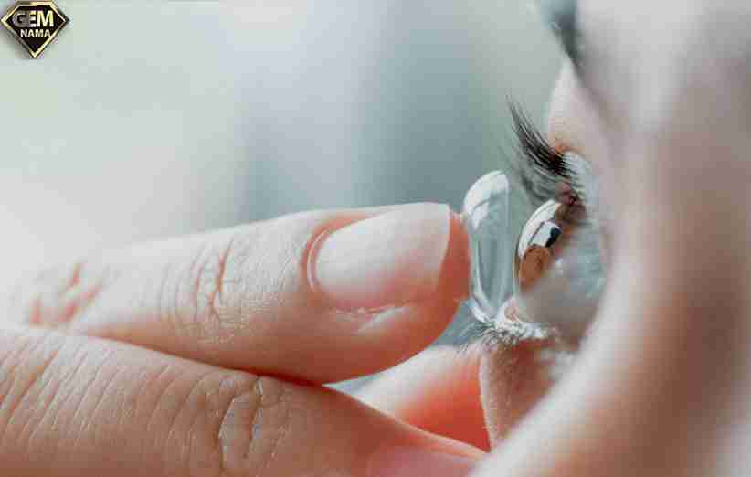 طریقه گذاشتن لنز برای اولین بار